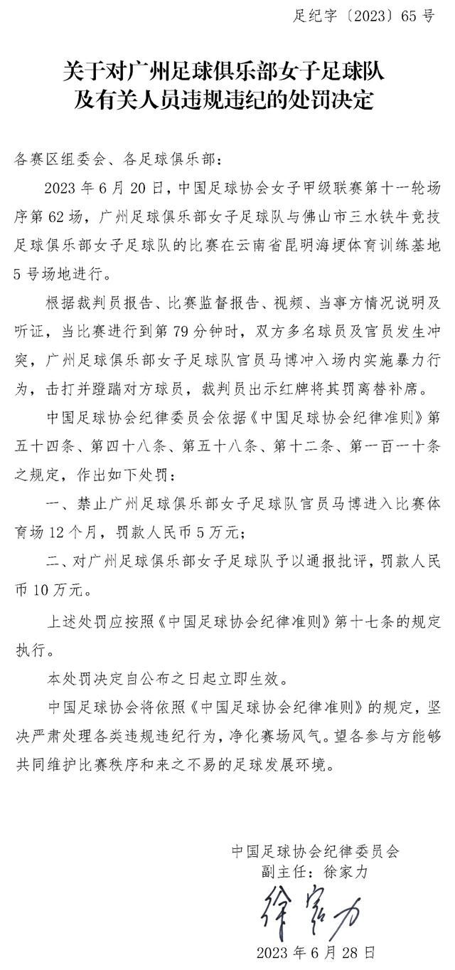 他觉得自己实力早就已经强的不像话，区区一个普通人，哪可能是自己的对手？就算是洪五这种打打杀杀半辈子的练家子，不还是被自己一只手就搞定了？可是，他却没想到的是，叶辰一瞬间就闪过了他的攻击，紧接着就忽然抓住了他的手臂，在他的肩膀处猛击了一拳。